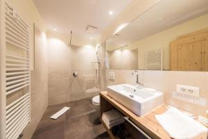 Koupelna v ubytování Hotel Landgasthof Lärchenwald