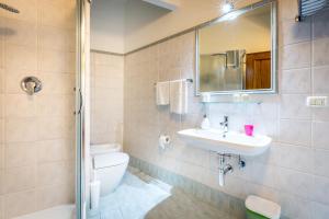 B&B Antiche Armonie في فلورنسا: حمام مع حوض ومرحاض ومرآة