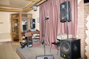 um estúdio de gravação com um altifalante e um monitor em Hotel Hizhina em Petropavlovsk
