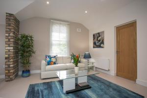 uma sala de estar com um sofá e uma mesa em Ballsbridge Apartments em Dublin