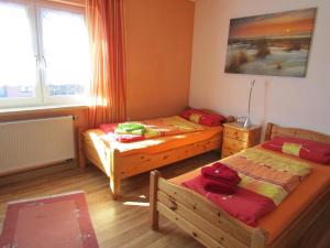 a bedroom with two beds and a window at Ferienwohnung Roth (Zentrum) in Roth