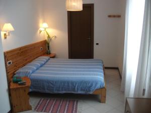 A bed or beds in a room at Hotel Ristorante Vittoria