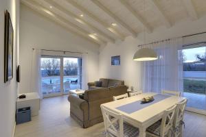 Televízia a/alebo spoločenská miestnosť v ubytovaní Holiday Home Casa Histria