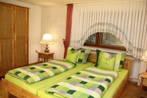 ベルンカステル・クースにあるFerienhaus am Doctorbergの緑豊かなベッドルーム内のベッド2台