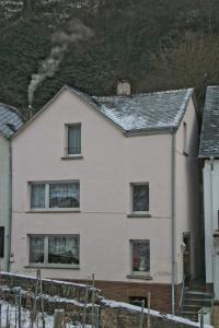 een wit huis met sneeuw op het dak bij Ferienhaus am Doctorberg in Bernkastel-Kues