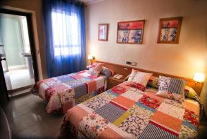 a room with two beds and a window at Hotel Madrid in Santiago de la Ribera