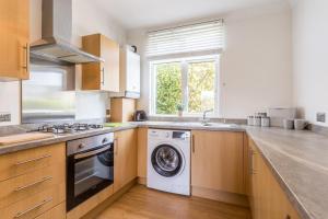 A kitchen or kitchenette at Leigh Apartments