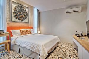Postel nebo postele na pokoji v ubytování Timez Hotel Melaka