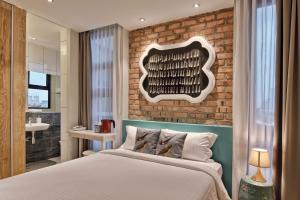 Postel nebo postele na pokoji v ubytování Timez Hotel Melaka