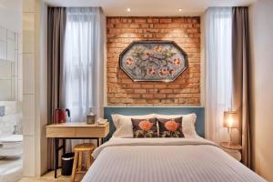 Postel nebo postele na pokoji v ubytování Timez Hotel Melaka