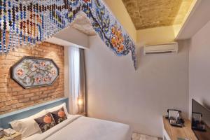 Postel nebo postele na pokoji v ubytování Timez Hotel Melaka