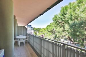 balkon ze stołem i widokiem w obiekcie Condominio Libeccio w Lignano Sabbiadoro +1 zdjęcie