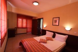 Cette chambre comprend un lit avec deux oreillers. dans l'établissement Asti Arthotel, à Sinemorets