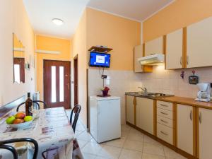 Kuchyň nebo kuchyňský kout v ubytování Apartments Davorka