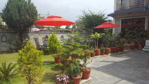 Un jardín fuera de Hotel Pokhara View