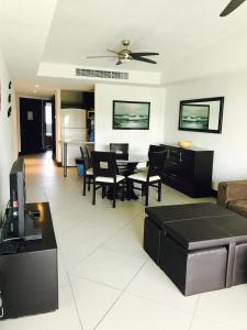 sala de estar con sofá, mesa y sillas en Bay View Grand Marina 203 - Sur, en Ixtapa