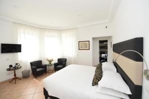TV a/nebo společenská místnost v ubytování Bella Sorrento B&B