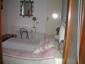 Habitación pequeña con cama y escritorio. en T2 dans maison de village, en Ganges