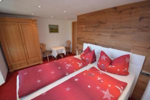 A bed or beds in a room at Gästehaus am Berg