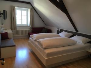 1 Schlafzimmer mit 2 Betten und einem Fenster in der Unterkunft Gasthaus Rebstock Egringen in Efringen-Kirchen