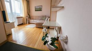 sala de estar con sofá y mesa en Hotel Tustan, en Skhidnytsya