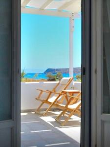Molos ParouにあるSea and Sand Luxury Residenceの海の見えるベランダに椅子