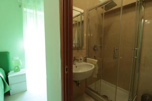 La salle de bains est pourvue d'un lavabo et d'une douche. dans l'établissement B&B Casati81, à Rome