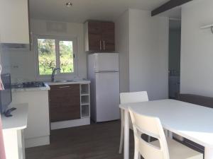 Kuchyň nebo kuchyňský kout v ubytování Albaluce Village Viverone