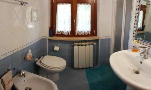 bagno con servizi igienici e lavandino di VILLA CECILIA sul LAGO fronte MARE a Sperlonga