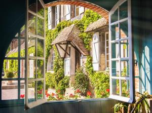Zahrada ubytování Logis Hôtel Restaurant L'Ile de Sées