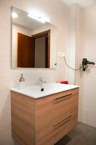 y baño con lavabo y espejo. en Palacio Gómara-Bardenas, en Valtierra