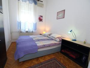 1 dormitorio con cama, escritorio y ventana en Apartment Lavanda 1 - Zagreb en Zagreb