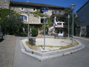 a street sign in front of a building at Gite l'Etape in Vallon-Pont-dʼArc
