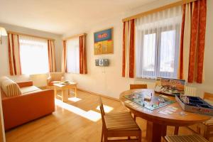 Ruang duduk di Spiele- und Buchhotel Tschitscher