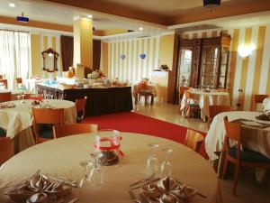 Reštaurácia alebo iné gastronomické zariadenie v ubytovaní Hotel Arimannia