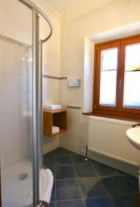 Bilik mandi di Spiele- und Buchhotel Tschitscher