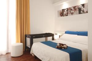 Un pat sau paturi într-o cameră la Hotel B