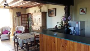 cocina con encimera y mesa en una habitación en Charmante maison à la ferme en Valderiès