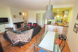 TV a/nebo společenská místnost v ubytování ARENDA Miami Playa Holiday Home Terracota + 12 fotografií