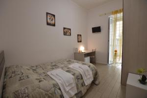 sypialnia z łóżkiem z ręcznikami w obiekcie Rooms Monteverde w Rzymie