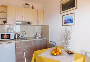 Ett kök eller pentry på Villa Jovana Sea View