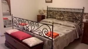 1 dormitorio con 2 camas y un banco en Piccola corte, en Ascoli Piceno