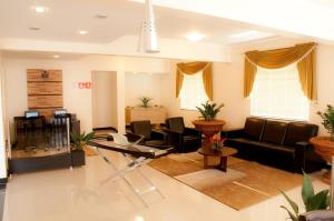 un soggiorno con divano e tavolo di Hotel Premium Pirassununga a Pirassununga