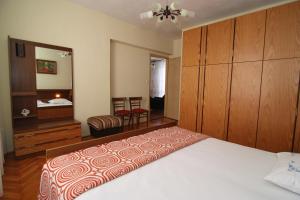 ein Hotelzimmer mit einem Bett und einem Spiegel in der Unterkunft Holiday House Palma in Dobrinj