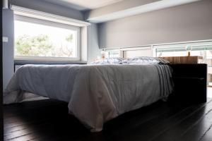 Postel nebo postele na pokoji v ubytování Grey Loft