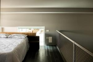 Postel nebo postele na pokoji v ubytování Grey Loft
