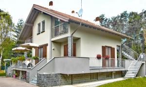 dom z balkonem i schodami w obiekcie B&B Il Rovere w mieście Gattico