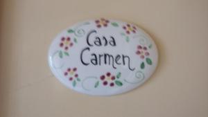 Un botón con una señal que dice cámara de coche en Casa Carmen, en Nápoles
