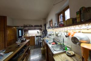 Kuchyňa alebo kuchynka v ubytovaní Nightingale Cottage Pelion