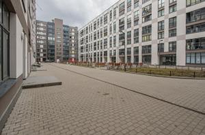 eine leere Straße in einer Stadt mit hohen Gebäuden in der Unterkunft RentalSPb Kremenchugskaya 9 in Sankt Petersburg